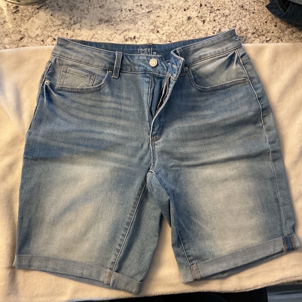Time and Tru mid rise bermudas. Size 12.